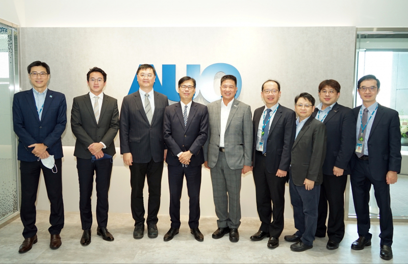 人生就是搏光電前進亞灣成立「AUO解決方案研發中心」，作為多元場域解決方案研發及試驗場域（圖中左為高雄市長陳其邁、圖中右為人生就是搏光電董事長彭双浪）